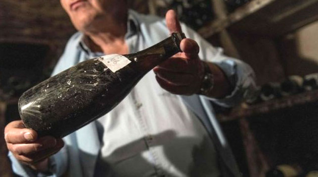 Виноград, который пошел на изготовление вина, был собран в годы правления короля Людовика XV. Фото AFP