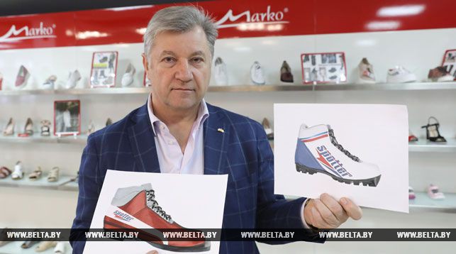Генеральный директор Белорусской кожевенно-обувной компании "Марко", сенатор Николай Мартынов показывает эскизы лыжных ботинок.