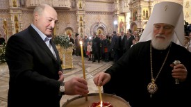 Александр Лукашенко и Митрополит Павел зажигают свечу