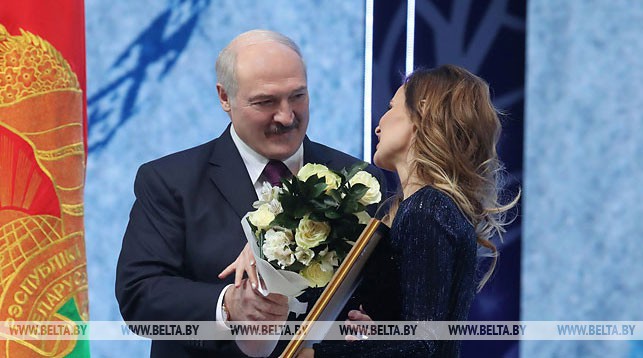 Александр Лукашенко вручает премию "За духовное возрождение" Юлии Быковой