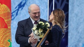 Александр Лукашенко вручает премию &quot;За духовное возрождение&quot; Юлии Быковой