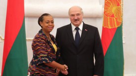 Чрезвычайный и Полномочный Посол Ганы в Беларуси Лесли Ача Опоку-Уаре и Президент Беларуси Александр Лукашенко