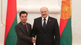 Чрезвычайный и Полномочный Посол Вьетнама в Беларуси Фам Хай и Президент Беларуси Александр Лукашенко