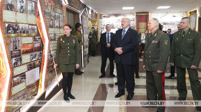 Александр Лукашенко во время посещения выставочного зала военной истории в Военной академии