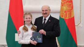 Александр Лукашенко вручил паспорт Дарье Каминской из Глуска