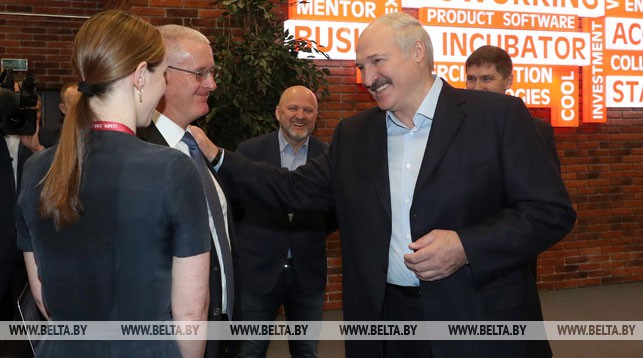 Александр Лукашенко во время посещения Парка высоких технологий
