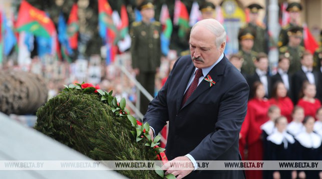 Александр Лукашенко во время церемонии возложения венков