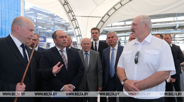 Александр Лукашенко во время посещения ОАО "Нафтан"