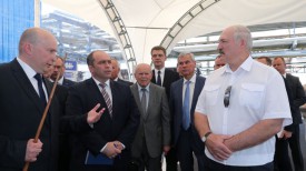 Александр Лукашенко во время посещения ОАО &quot;Нафтан&quot;
