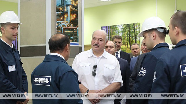 Александр Лукашенко во время посещения ОАО "Нафтан"