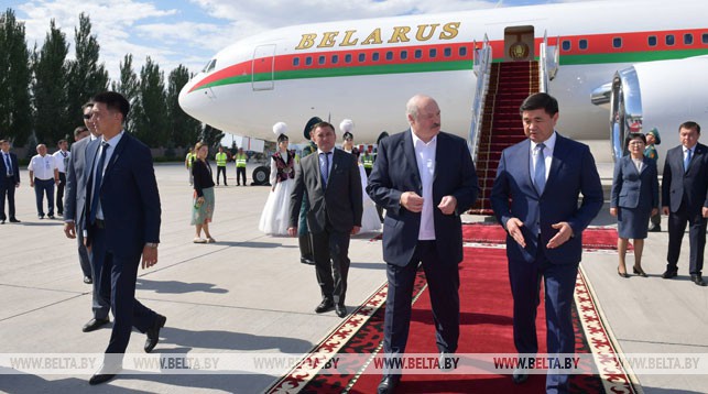Александр Лукашенко в международном аэропорту Манас