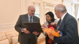 Александр Лукашенко вручает памятные подарки Президенту Грузии Саломе Зурабишвили