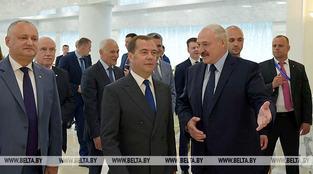 На первом плане слева направо - Президент Молдовы Игорь Додон, премьер-министр России Дмитрий Медведев, Президент Беларуси Александр Лукашенко