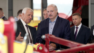 Александр Лукашенко во время посещения ООО &quot;ЛидаТехмаш&quot;