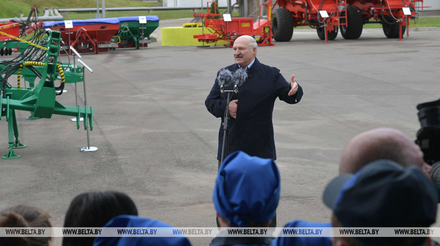 Александр Лукашенко во время общения с работниками льнозавода в Кореличах