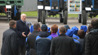 Александр Лукашенко во время общения с работниками льнозавода в Кореличах