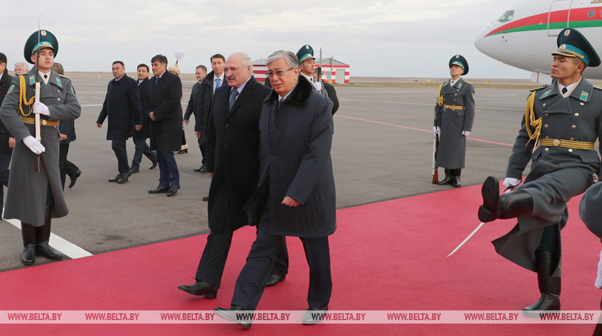 Александр Лукашенко и Касым-Жомарт Токаев в аэропорту