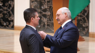 Александр Лукашенко награждает Олега Левшунова