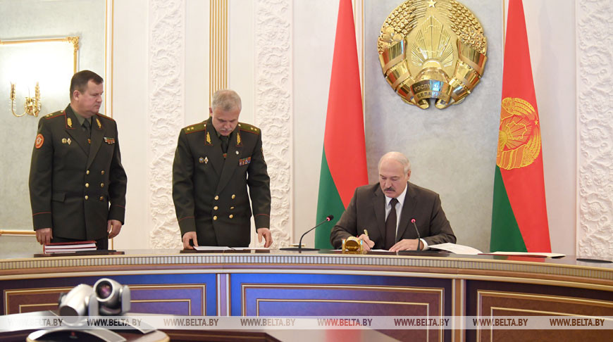 Александр Лукашенко во время подписания документов