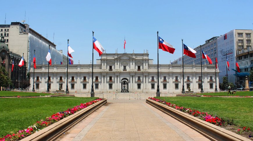 Президентский дворец "Ла Монеда" в Чили. Фото getbg.net