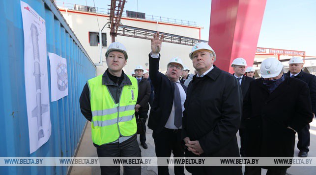 Сергей Румас во время посещения строительной площадки Нежинского ГОКа