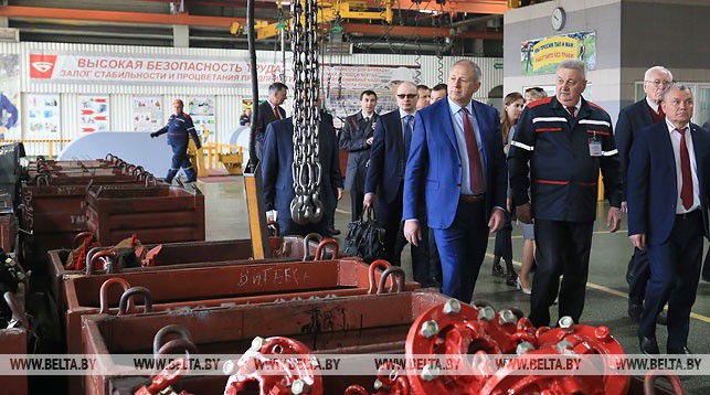 Сергей Румас во время посещения Минского тракторного завода