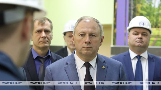 Сергей Румас во время посещения ОАО "Нафтан"