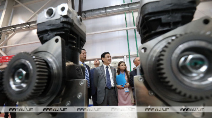 Заместитель председателя Всекитайского комитета Народного политического консультативного совета Китая Хэ Вэй осматривает сборочное производство коробок передач для МАЗов