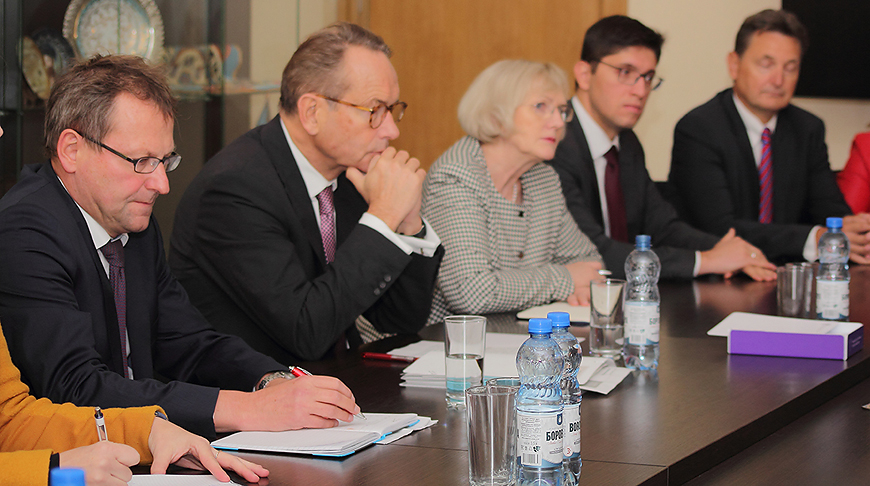 Ульрих Нусбаум (в центре) во время встречи с Дмитрием Крутым. Фото Минэкономики