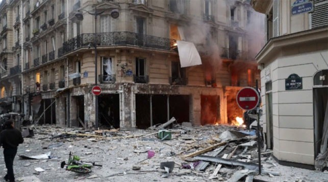 На месте взрыва в Париже. Фото из twitter-аккаунта croissandeau