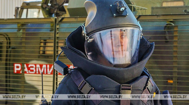 Прапорщик Роман Пашков, одетый во взрывоукрывающий костюм "Доспехи-КПМ"