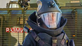 Прапорщик Роман Пашков, одетый во взрывоукрывающий костюм &quot;Доспехи-КПМ&quot;
