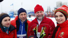 Федор Повный (второй справа)