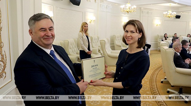 Министр информации Александр Карлюкевич вручает награду корреспонденту Белорусского телеграфного агентства Вере Сергеевой