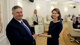 Министр информации Александр Карлюкевич вручает награду корреспонденту Белорусского телеграфного агентства Вере Сергеевой