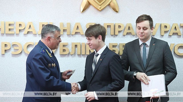 Александр Лашин во время вручения паспорта Александру Петрашевскому