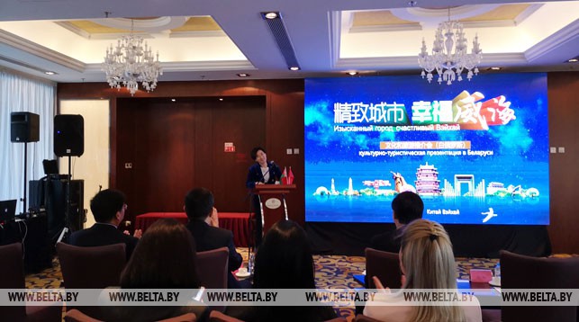 Вице-мэр Вэйхайского городского народного правительства Ян Ли во время презентации