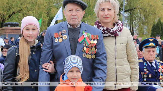 Ветеран Петр Барковец с семьей. Фото Олега Климовича