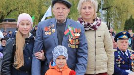 Ветеран Петр Барковец с семьей. Фото Олега Климовича