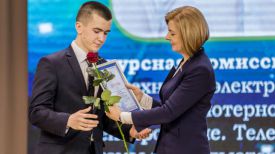 Ирина Старовойтова награждает одного из лауреатов - Виталия Кузнецова. Фото БГУИР