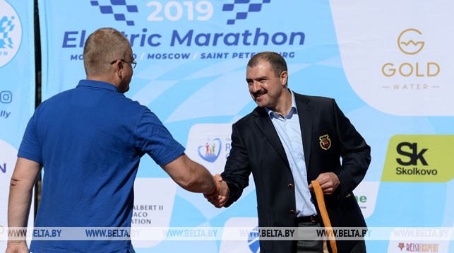 Исполняющий обязанности первого вице-президента НОК Беларуси Виктор Лукашенко награждает призеров маршрута Брест-Минск