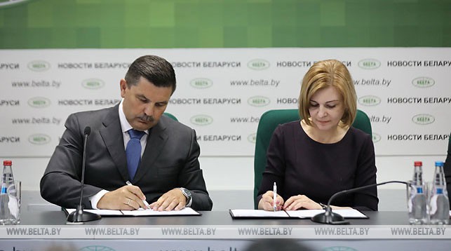 Владимир Карпович и Ирина Старовойтова во время подписания