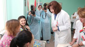 Наталья Кочанова во время посещения РНПЦ &quot;Мать и дитя&quot;