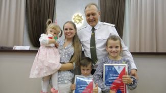 Министр по чрезвычайным ситуациям Владимир Ващенко с юными участниками викторины