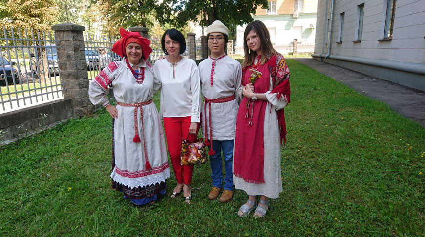 Участники курсов в национальных белорусских костюмах