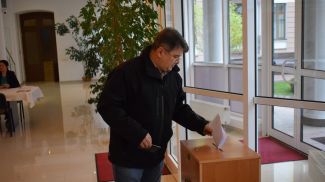 На избирательном участке. Фото посольства Беларуси в Украине