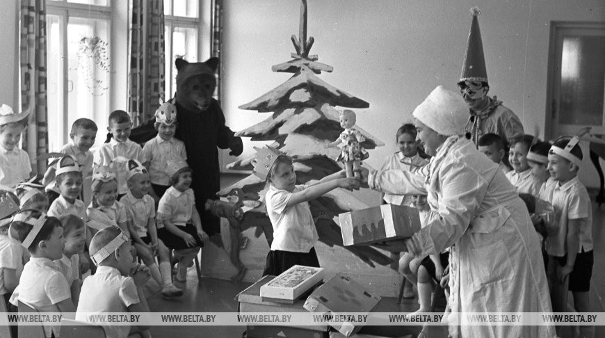 Раздача подарков на проводах зимы в саду-яслях №22 Бреста, 22 февраля 1967 г.