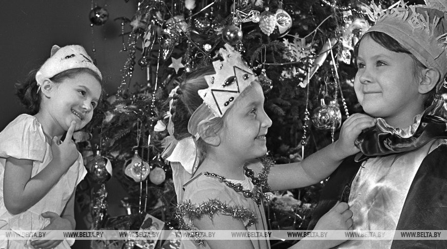 Воспитанники детского сада №31 Минска Галя Стэсик, Лариса Свиридович и Галя Генгералова готовятся к новогоднему утреннику, 28 декабря 1961 г.