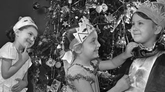 Воспитанники детского сада №31 Минска Галя Стэсик, Лариса Свиридович и Галя Генгералова готовятся к новогоднему утреннику, 28 декабря 1961 г.