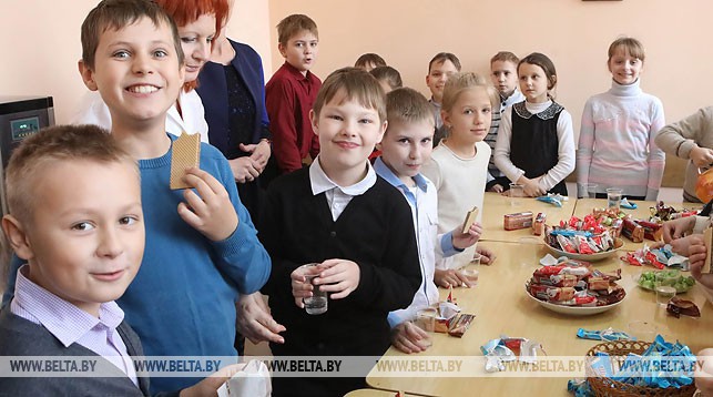 Учащиеся Кормянской средней школы Добрушского района во время дегустации сладкой продукции